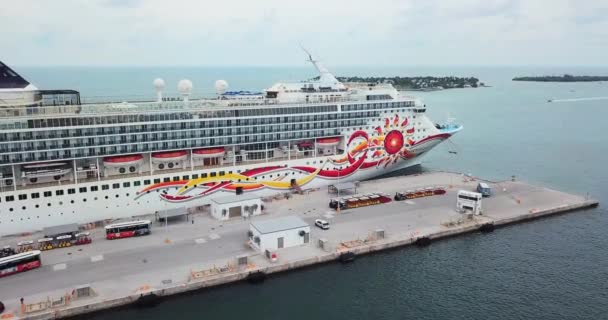 Usa Key West 10月2019 高級大型クルーズ船のトップビュー クルーズ船は桟橋に立っており 航海する準備をしています — ストック動画