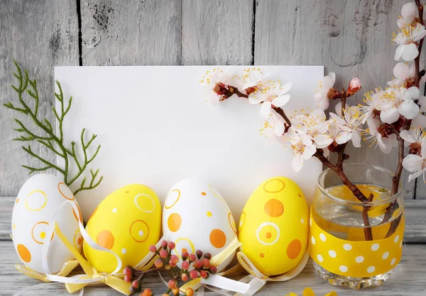 Velikonoční vejce na rustikální Dřevěná prkna — Stock fotografie