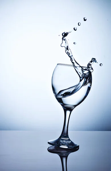 Вода виливається з високого келиха вина . — стокове фото