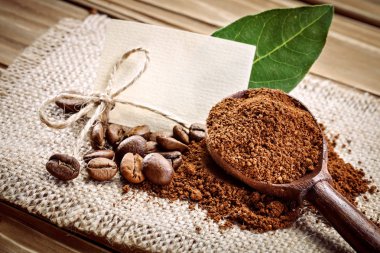 Çul kahverengi kaşık kahve çekirdekleri.