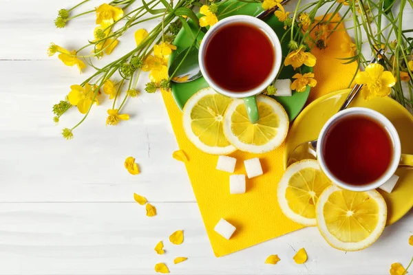 İki bardak çay ve limon ile ahşap masaya vardır. — Stok fotoğraf