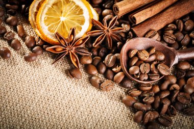Kahve çekirdekleri, çekilmiş kahve ve tarçın çuval bezi üzerinde.