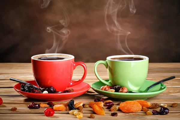 Green and red ceramic cups stand on wooden boards — Stock Photo, Image