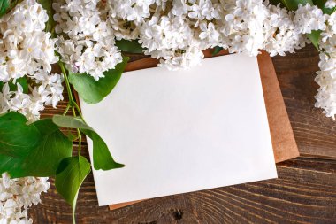 Ahşap kurullarında kartpostal ile yalan leylak dalı.