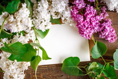 Ahşap kurullarında kartpostal ile yalan leylak dalı.