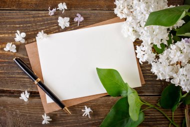 Ahşap kurullarında kartpostal ile yalan leylak dalı.