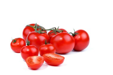 Beyaz arkaplanda kırmızı olgun domatesler.