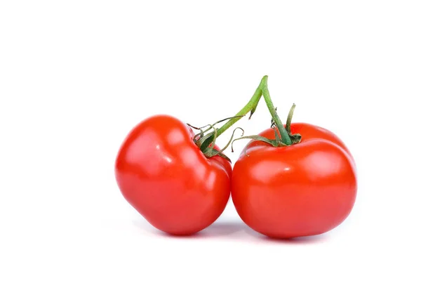 Röda mogna tomater på en vit bakgrund. — Stockfoto