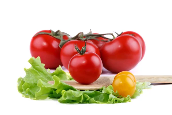 Tomates mûres rouges sur fond blanc. — Photo