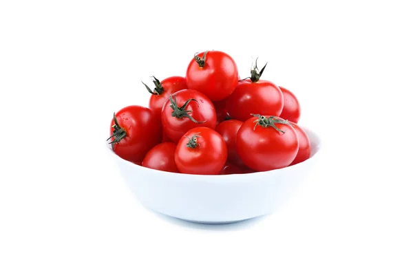 Tomates rojos maduros acostados en un plato blanco sobre un fondo blanco . — Foto de Stock