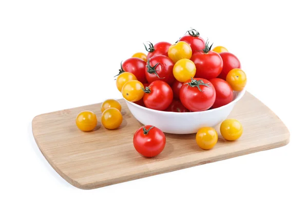 Tomates rojos maduros acostados en un plato blanco sobre un fondo blanco . — Foto de Stock