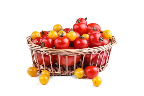 Tomates jaunes et rouges se trouvent dans le panier sur un fond blanc . — Photo