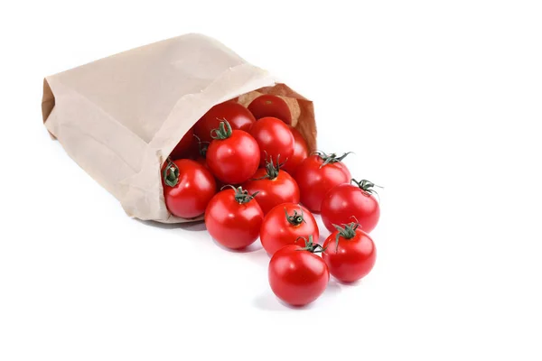 Tomates fraîches emballées dans une boîte en papier sur fond blanc . — Photo