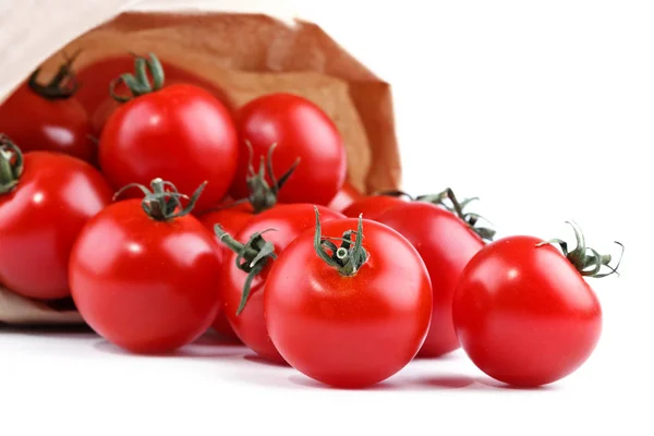 Tomates frescos Embalados en caja de papel sobre fondo blanco . — Foto de Stock