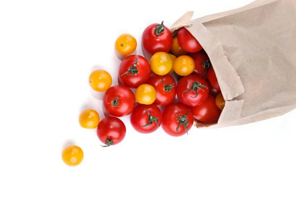 Tomates frescos Embalados en caja de papel sobre fondo blanco . — Foto de Stock