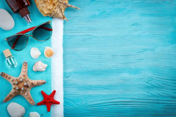 Estrella de mar, guijarros y conchas sobre un fondo azul de madera. Hay un lugar para las etiquetas . — Foto de Stock