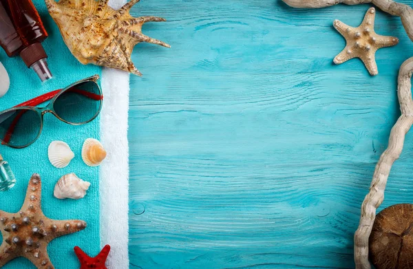 Estrella de mar, guijarros y conchas sobre un fondo azul de madera. Hay un lugar para las etiquetas . —  Fotos de Stock