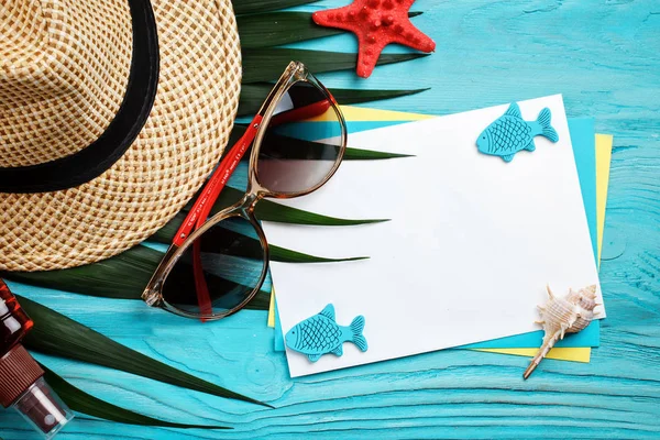Tengeri csillag, kavicsok és kagyló hevert egy kék fa háttér a képeslapot. Van egy hely a Címkék. — Stock Fotó