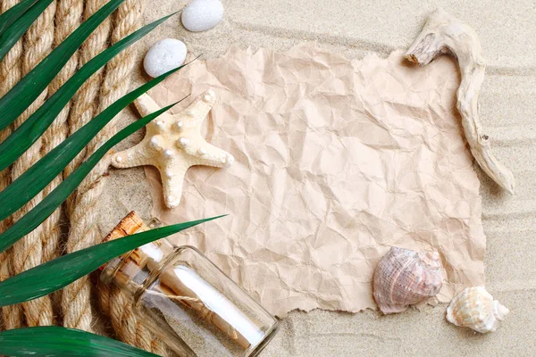 Hvězdice, mušle, moře kamenů a palm nechává ležet na mořském písku. Zde je místo pro štítky. — Stock fotografie