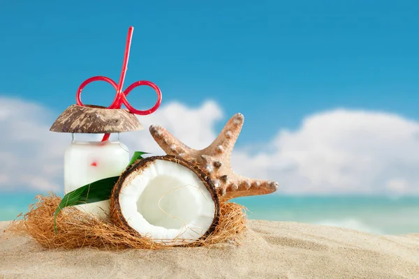 Tengeri összetétele a kókusz és a palm elhagyja a háttérben a gyönyörű tengeri táj. — Stock Fotó