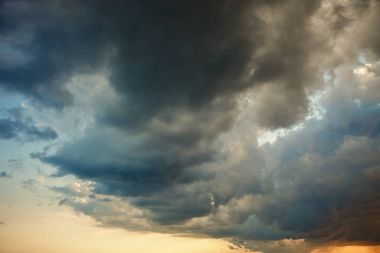 Ateşli turuncu günbatımı gökyüzü. Güzel gökyüzü. Deniz kara bulutlar ile güzel yanan turuncu günbatımı.