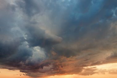 Ateşli turuncu günbatımı gökyüzü. Güzel gökyüzü. Deniz kara bulutlar ile güzel yanan turuncu günbatımı.
