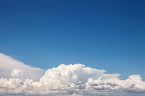 Beau ciel d'été avec de grands nuages magnifiques . — Photo