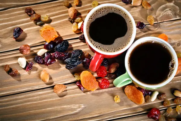 Green and red ceramic cups stand on wooden boards — Stock Photo, Image