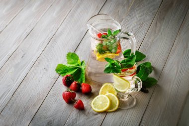 Limon ve buz ile çilek taze yaz sağlıklı içeceği.