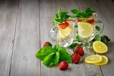 Limon ve buz ile çilek taze yaz sağlıklı içeceği.