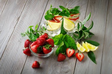Limon ve buz ile çilek taze yaz sağlıklı içeceği.