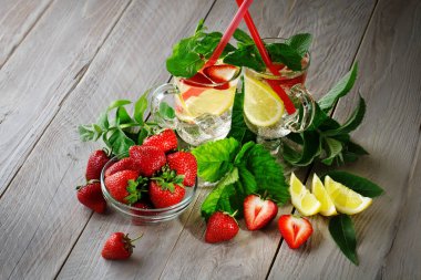 Limon ve buz ile çilek taze yaz sağlıklı içeceği.