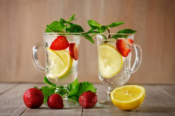 Frisse zomer gezond drankje met citroen en aardbeien met ijs. — Stockfoto
