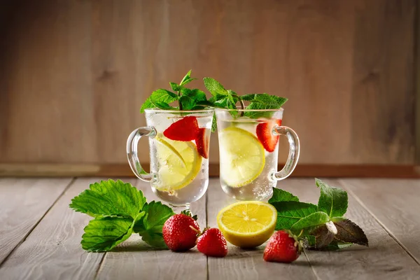 Bebida sana fresca de verano con limón y fresas con hielo . —  Fotos de Stock