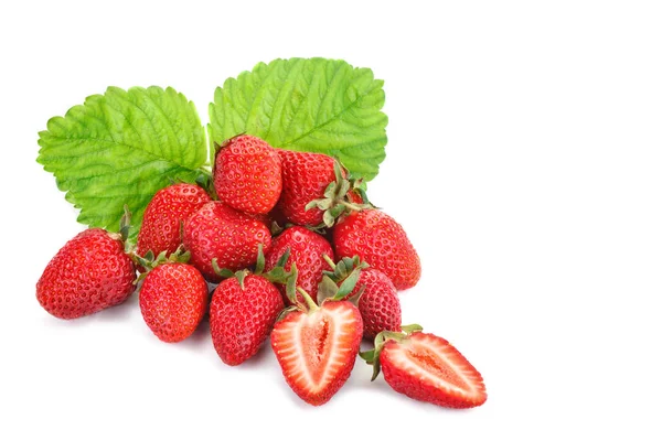 Fresas jugosas maduras sobre un fondo blanco. — Foto de Stock