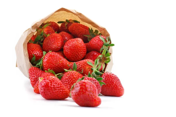 Mogna saftiga jordgubbar på en vit bakgrund. — Stockfoto