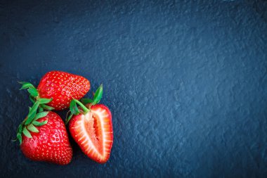 Taş bir tabloda olgun sulu çilek.