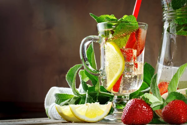 Frisse zomer gezond drankje met citroen en aardbeien met ijs. — Stockfoto