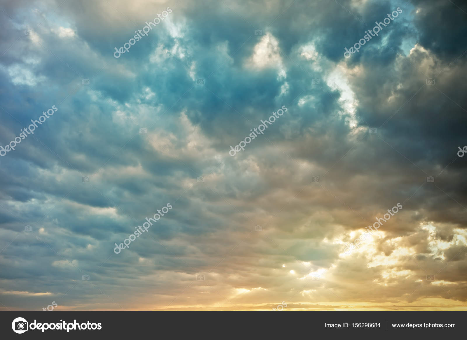 大きな美しい雲のきれいな夏空 ストック写真 C Nyurausova