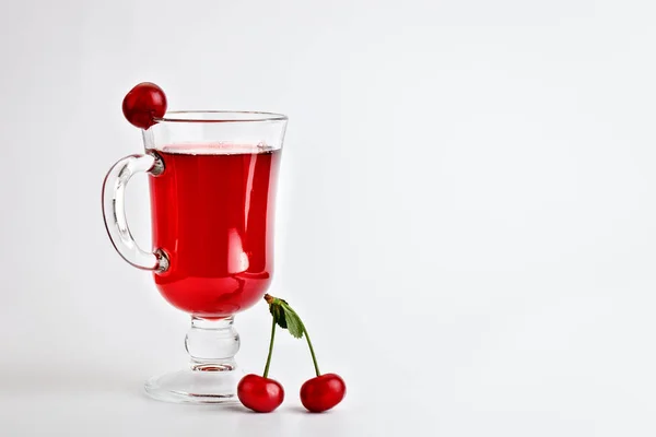 Delicious cherry juice and ripe cherries. — Stock Photo, Image