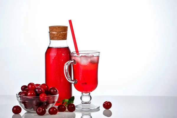 Delicioso jugo de cereza y cerezas maduras . — Foto de Stock