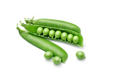 Beyaz bir arka plan üzerinde olgunlaşmış yeşil bezelye. Yalıtılmış bir nesne.