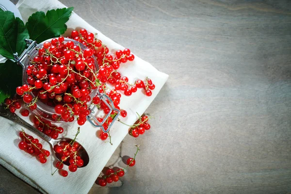 Ripe red currants on a wooden table. — Stock Photo, Image