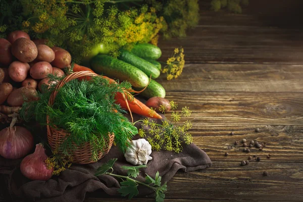 Zomer stilleven van rijp fruit en dille. — Stockfoto