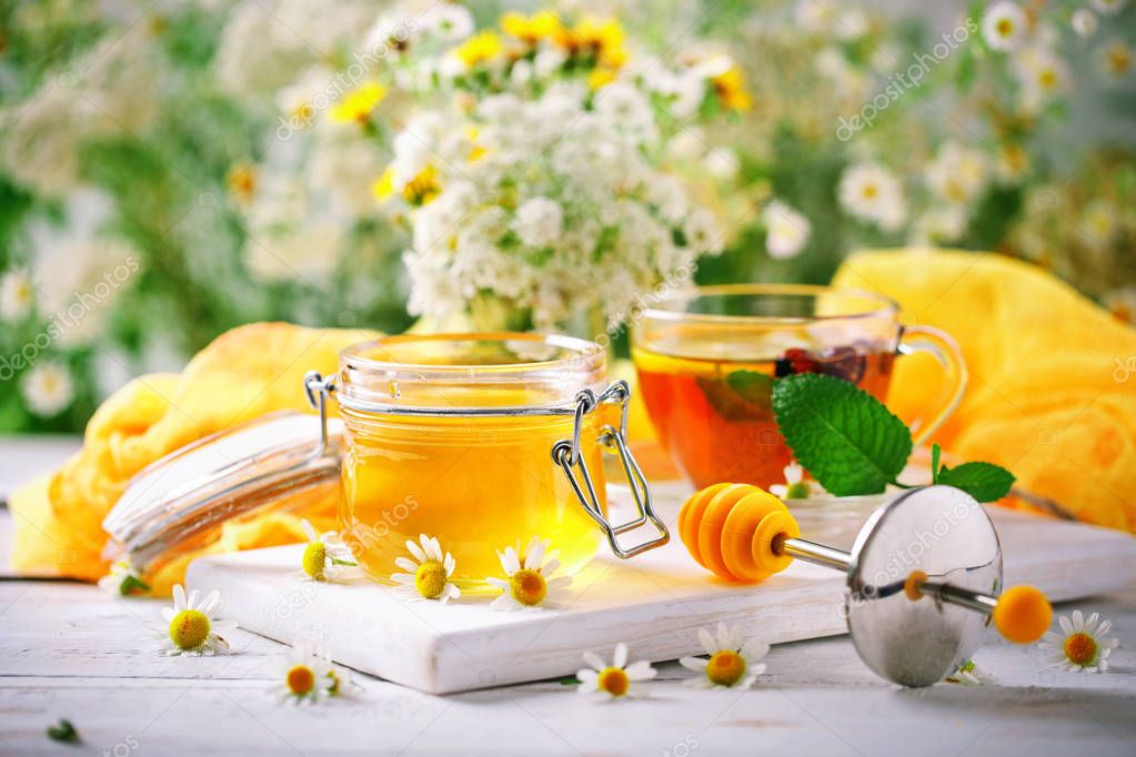 https://st3.depositphotos.com/11513844/16037/i/950/depositphotos_160372794-stock-photo-a-healthy-cup-of-tea.jpg