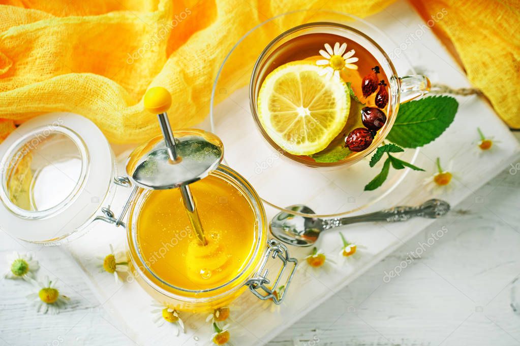 Доброе утро картинки чай с лимоном. Чай с медом. Мед в чашке. Лимонный чай с медом. Мед с лимоном и травами