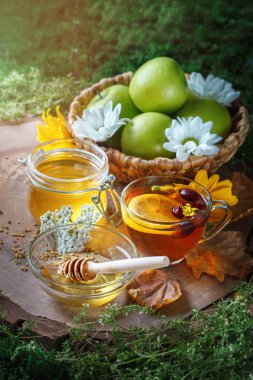 Taze bal, polen ve ahşap bir masa üzerinde olgun elma. Seçici odak.