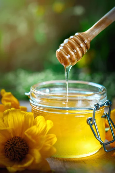 La miel fresca de la flor sobre la mesa de madera. Enfoque selectivo . — Foto de Stock