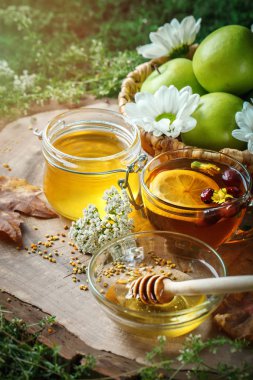 Taze bal, polen ve ahşap bir masa üzerinde olgun elma. Seçici odak.