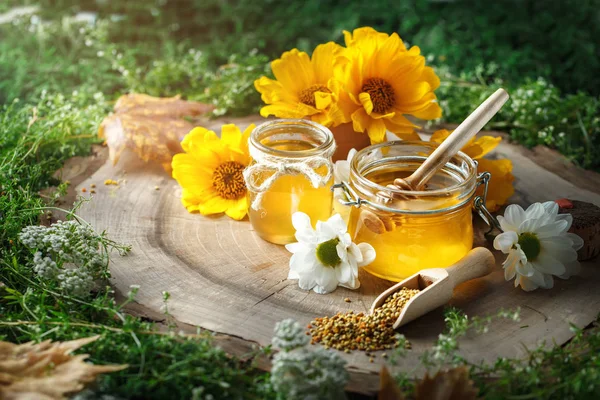 Νόστιμο μέλι και φρέσκια γύρη των λουλουδιών σε ένα ξύλινο τραπέζι. Επιλεκτική εστίαση. — Φωτογραφία Αρχείου